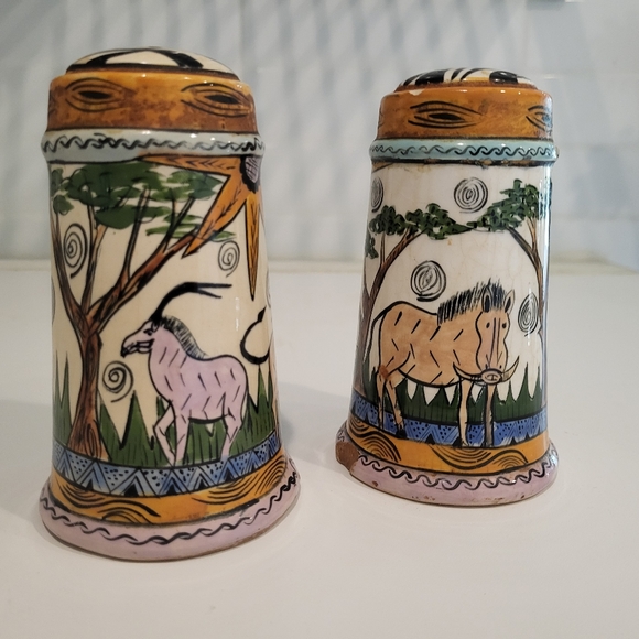 Hand painted salt and pepper shaker set - Picture 4 of 5